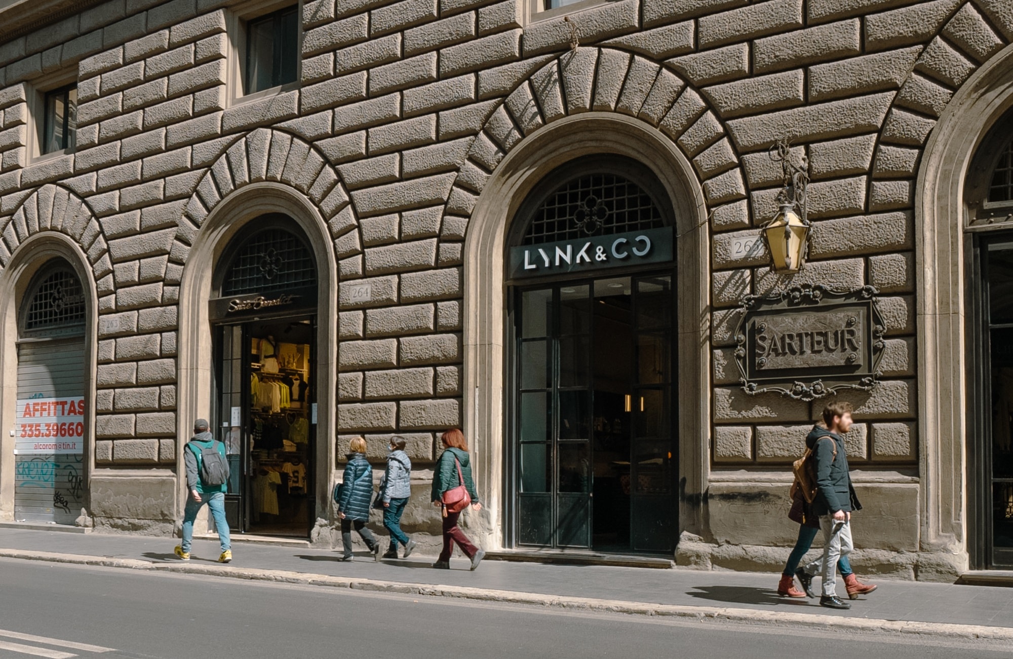 Stop by our flagship stores to get the full Lynk & Co experience or visit one of our authorized retailers. With all Volvo dealers included in our service network of approved garages, we’ve always got you covered. 