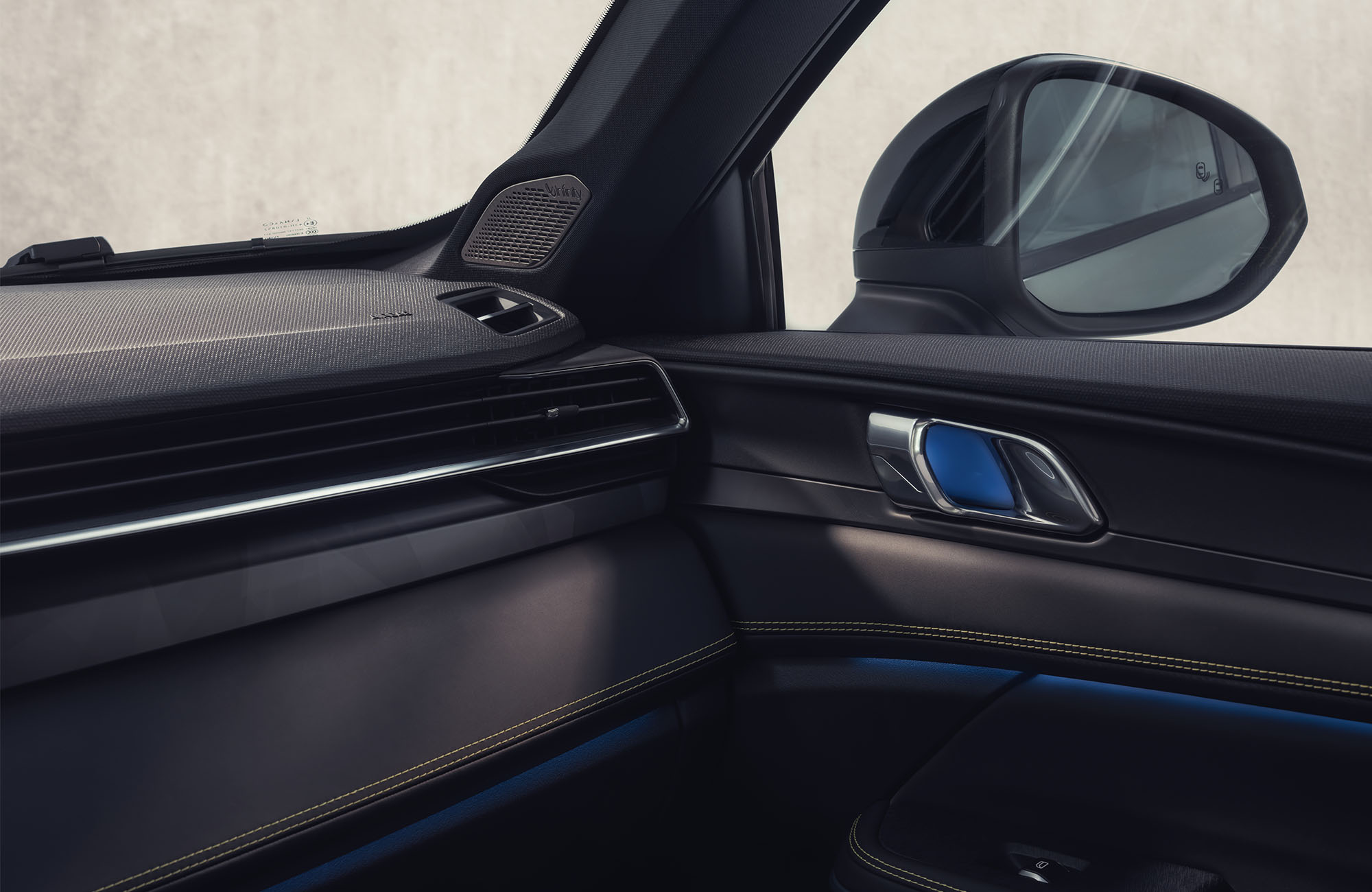 infinity speakers in New Lynk & Co 01